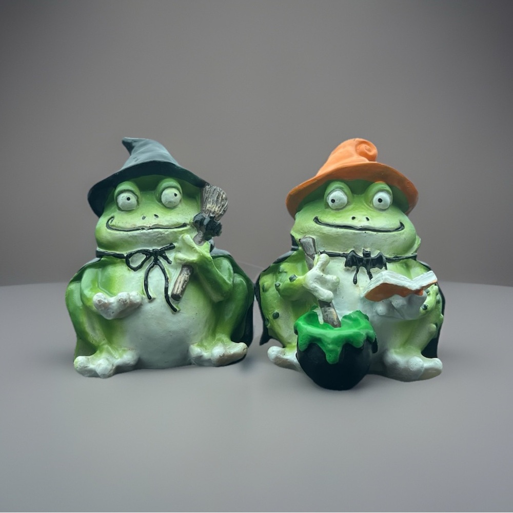 Halloween Green Frogs Wizard Figurines